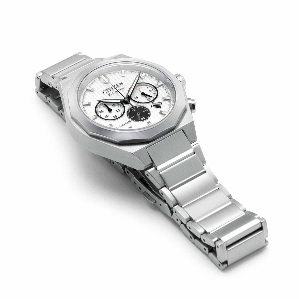 Citizen Eco-Drive Titanuhr mit weißem Zifferblatt und Chronographenfunktionen.